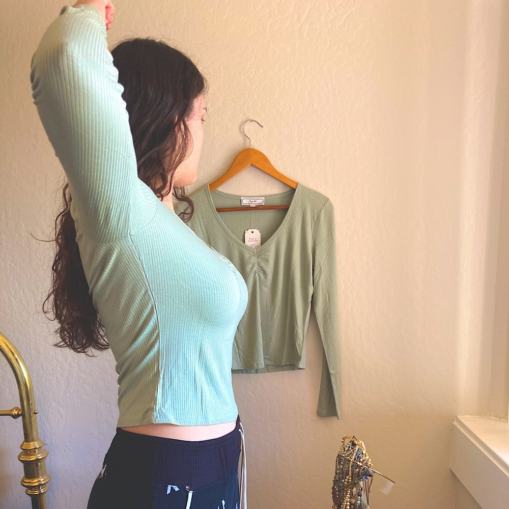 Hippie Rose Ruched-Front Rib-Knit Top - Picture 8 of 9